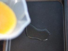 锅里倒少许油，摇晃至锅底铺满油，倒少许蛋液。