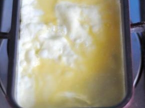 将蛋液薄薄的铺满锅底，小火加热至半凝固。