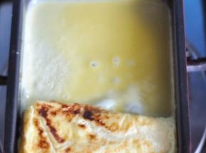 再倒一部分蛋液，由下至上卷起。