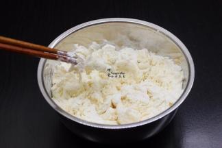 面粉加入条件的鸡蛋、盐、适量的水，拌均；