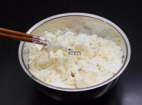 面粉加入条件的鸡蛋、盐、适量的水，拌均；