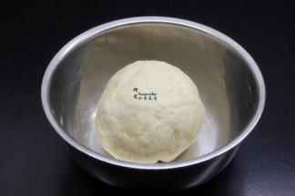 揉成光滑面团，静放，松弛10分钟；