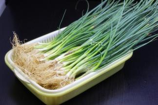 利用醒面时间，把香葱洗净；