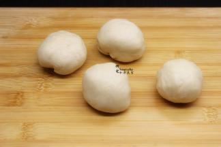 醒好的面再次揉成光滑，分小团；