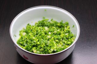 洗净的香葱切好，放油盐稍微拌均；