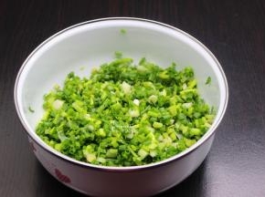 洗净的香葱切好，放油盐稍微拌均；