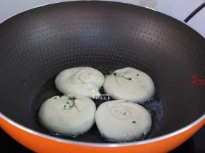 热锅，倒油，放入做好的饼胚，中小火煎至微黄；
