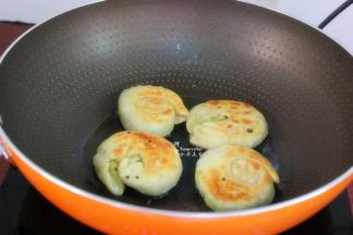 翻转另外一面继续煎至微黄，边角也要继续煎至微黄即可