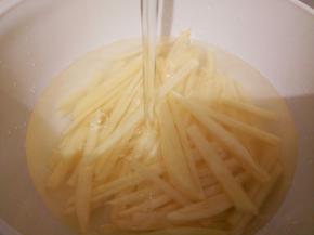 再切丝，要宽一点（炸好会缩小），放入适量清水，泡10分钟，中间可以换几次水，洗去淀粉，捞出沥干水分，这样可使土豆口感更为爽脆