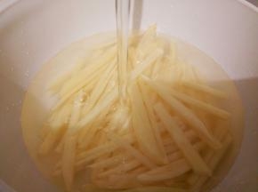 再切丝，要宽一点（炸好会缩小），放入适量清水，泡10分钟，中间可以换几次水，洗去淀粉，捞出沥干水分，这样可使土豆口感更为爽脆