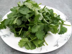 香菜洗净，切成段备用