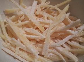 土豆条中加2勺玉米淀粉，拌均匀，让每一根土豆都裹上玉米淀粉