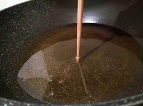 锅里倒油，油要多一点，油温用筷子试一下，筷子放到油锅，筷子周围冒泡就正好