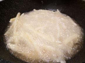 放土豆丝油炸，开大火