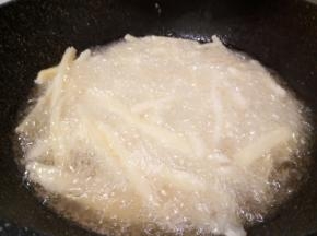 放土豆丝油炸，开大火