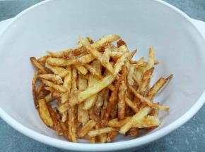 炸成金黄色捞出控油