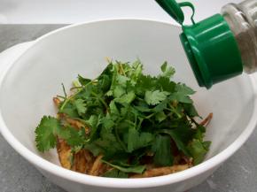 加入切好的香菜段（喜欢吃香菜的可以多放一点）加一勺椒盐