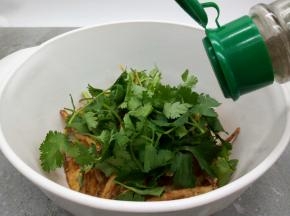加入切好的香菜段（喜欢吃香菜的可以多放一点）加一勺椒盐