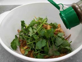 加黑胡椒粉半勺