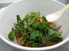 再加半勺细盐调味