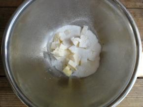 软化后的黄油中加入糖粉和盐