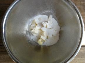 软化后的黄油中加入糖粉和盐