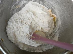 过筛加入低筋面粉和玉米淀粉