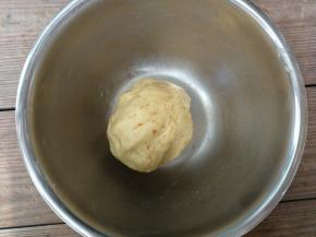 用刮刀拌匀后再和成团即可