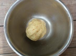 用刮刀拌匀后再和成团即可