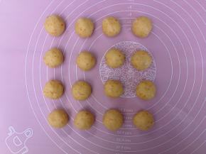 面团均匀分成16等份，盖保鲜膜松弛一会儿