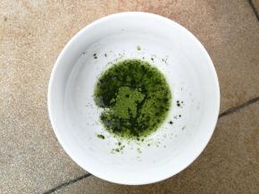 抹茶粉加温水调匀