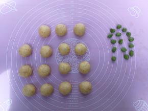 取一个面团与抹茶液混合揉匀，分为15个小面丁，作为南瓜饼干蒂使用