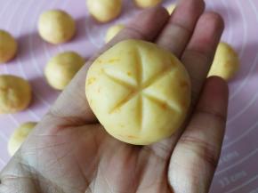 取一个面团用牙签在顶部交叉压三道印子成六等分