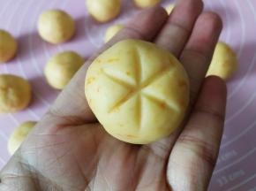 取一个面团用牙签在顶部交叉压三道印子成六等分
