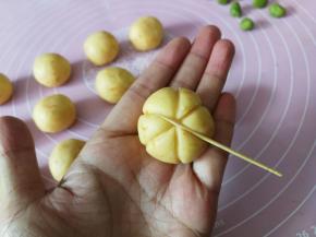 然后沿着印痕把侧面也压出痕迹，尽量压深一些，以免烘烤后痕迹不清晰