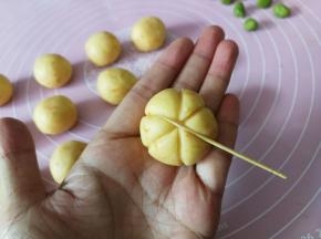 然后沿着印痕把侧面也压出痕迹，尽量压深一些，以免烘烤后痕迹不清晰