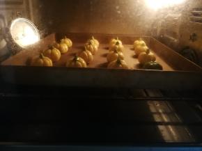 烤箱170度预热后，送入烤箱烘烤，中下层170度30分钟左右