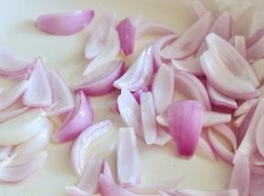 洋葱去皮切瓣，均匀铺在铸铁锅底部。