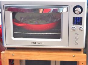 将烤箱调成上下火230度，时间设置为25分，可以直接将铸铁锅放入烤箱倒数第二层，预热或者不预热都不影响。