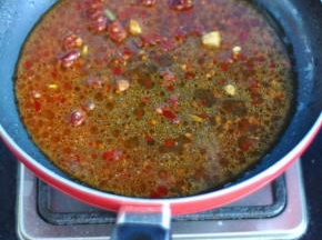 锅里倒少许油，放入蒜粒爆香，加入两大勺郫县豆瓣酱，加入适量煮过花蛤的水，调成料汁。