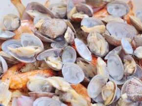 取出铸铁锅，将花蛤错落有序的摆在最上面。