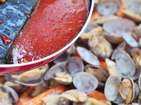 将料汁浇在花蛤上面，再放回烤箱烘烤5分钟即可。