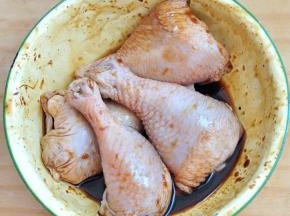 鸡腿用烤肉酱腌制一小时。