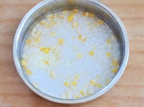 大米和玉米糁洗净，浸泡半小时。