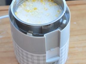 将电饭盒第二层装好，把米里倒掉多余的水，倒入少许色拉油，摆好。