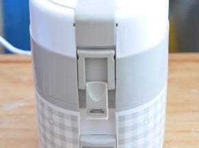 饭盒盖子盖好，选择烹饪时间为一小时。