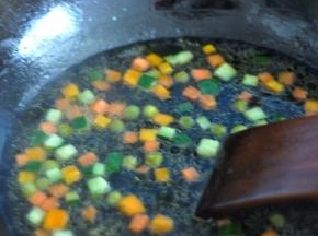 加入高汤，炖煮三分钟。