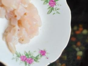 龙利鱼切丁。
用盐和料酒提前腌制半小时，放入锅中，轻轻划开。