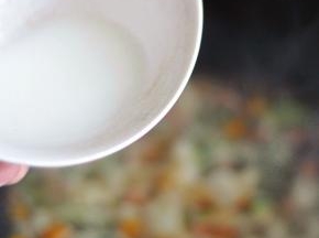 用水淀粉勾芡一下，使汤汁变稠。