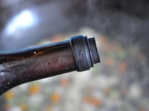 加入少许生抽。